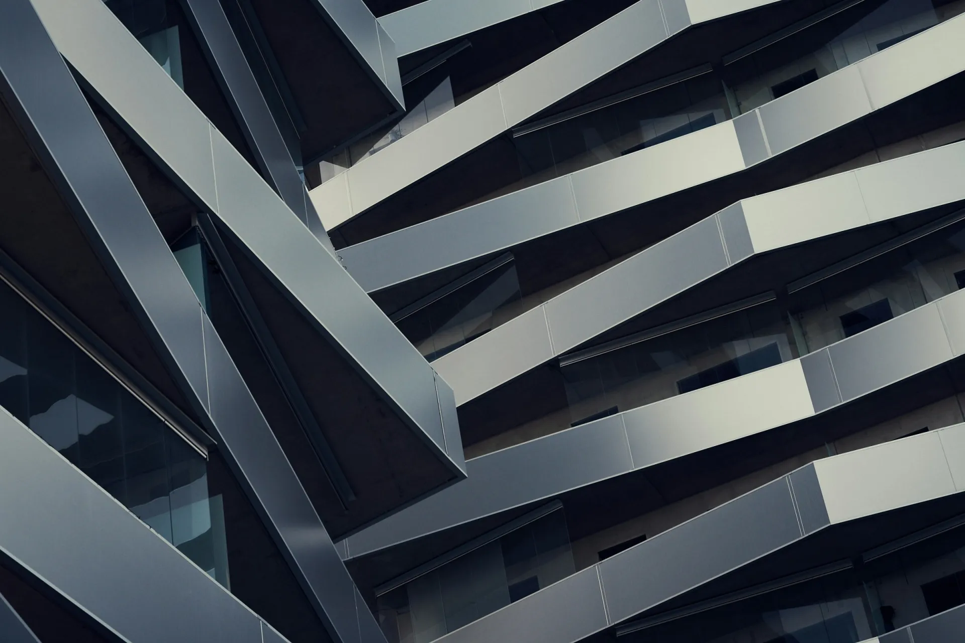 Façade anguleuse d'un immeuble moderne