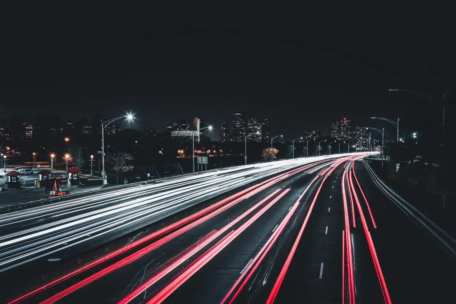 Traînées lumineuses de véhicules sur une autoroute la nuit