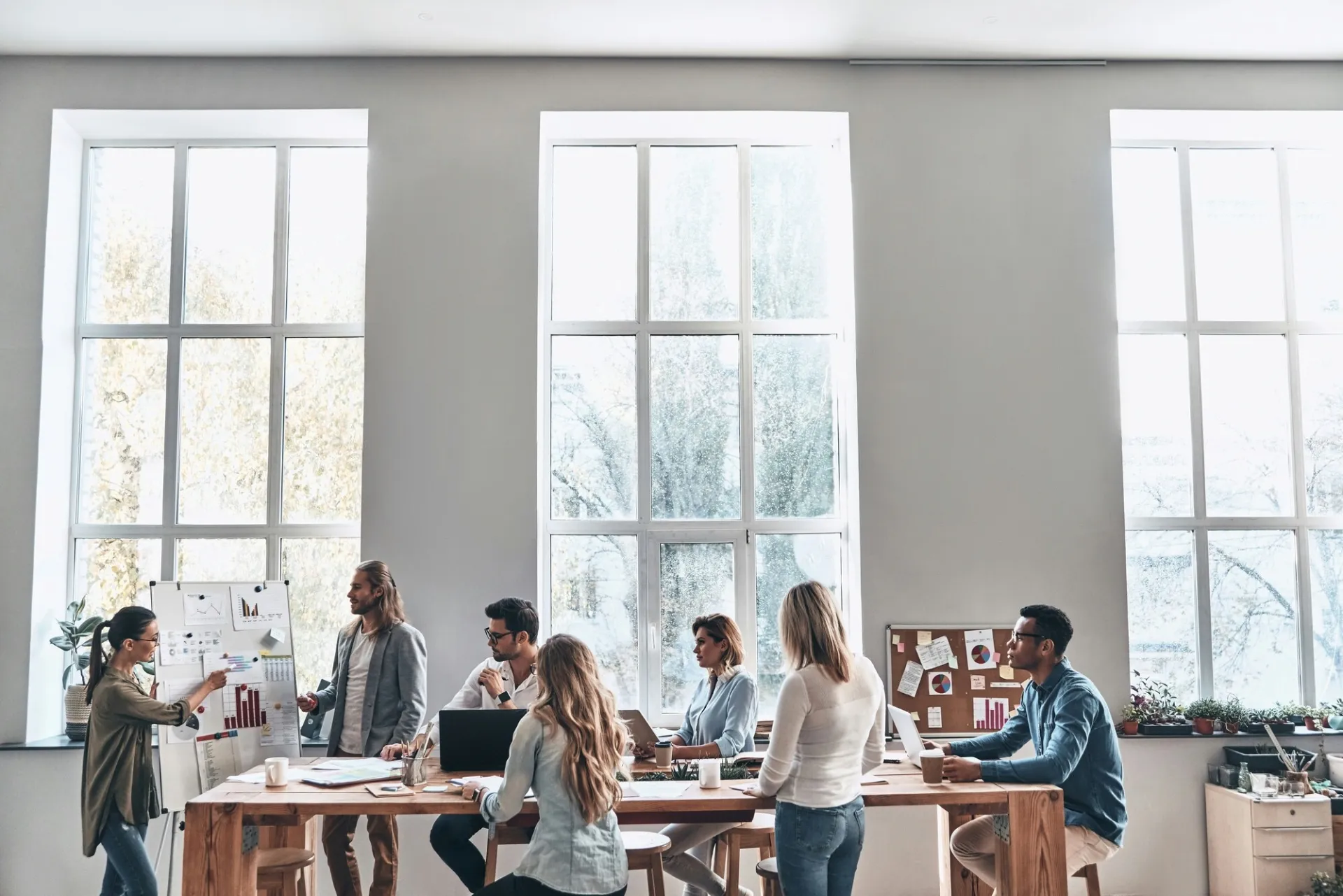Équipe réunie autour d'une table dans un bureau lumineux
