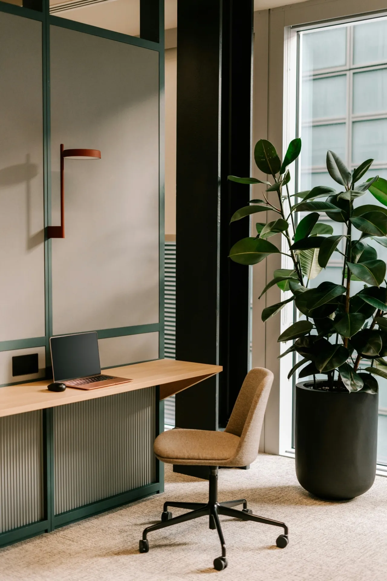 Bureau inoccupé avec une plante près d'une fenêtre