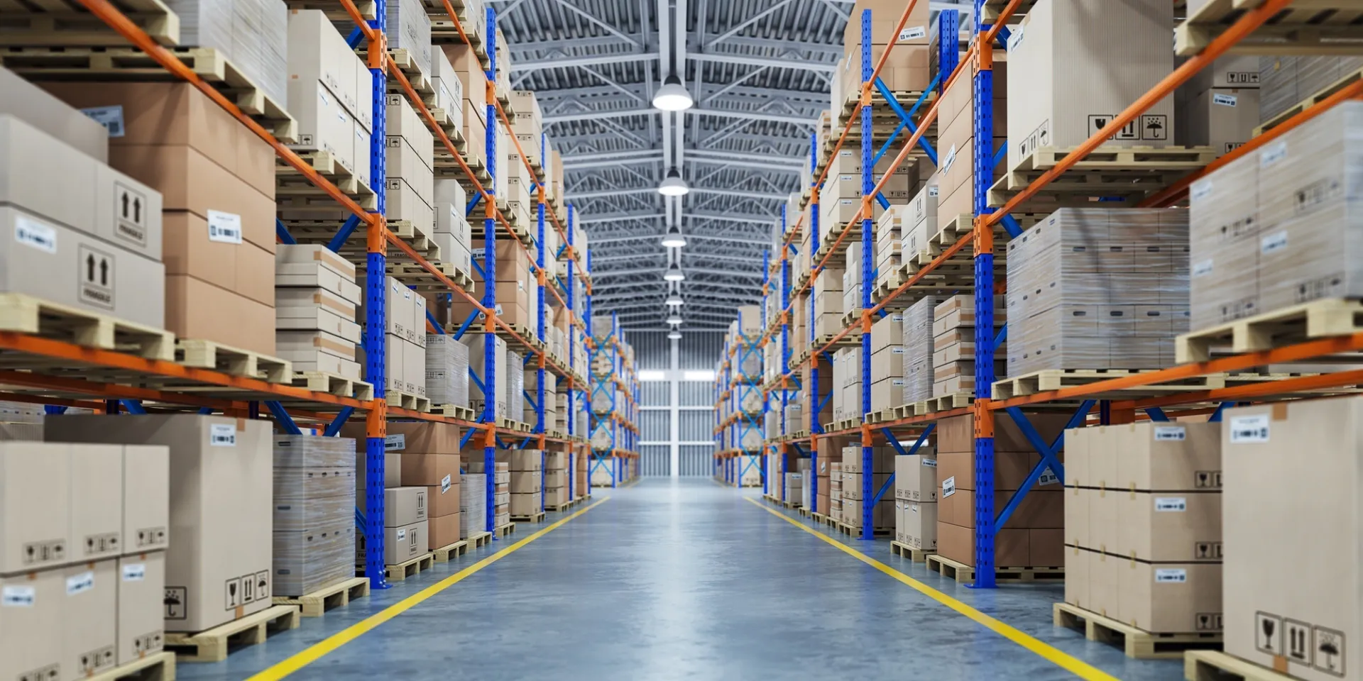 Allée d'entrepôt bordée de palettes chez Distribution MA